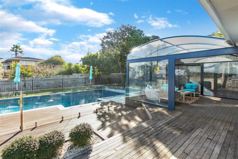 Photo of property in 18 Ravenwood Drive, Forrest Hill, Auckland, 0620