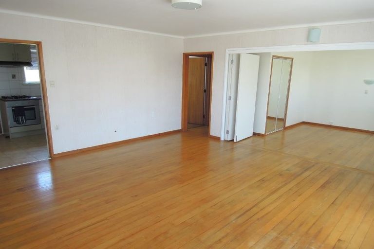 Photo of property in 3/2 Scarboro Terrace, Murrays Bay, Auckland, 0630