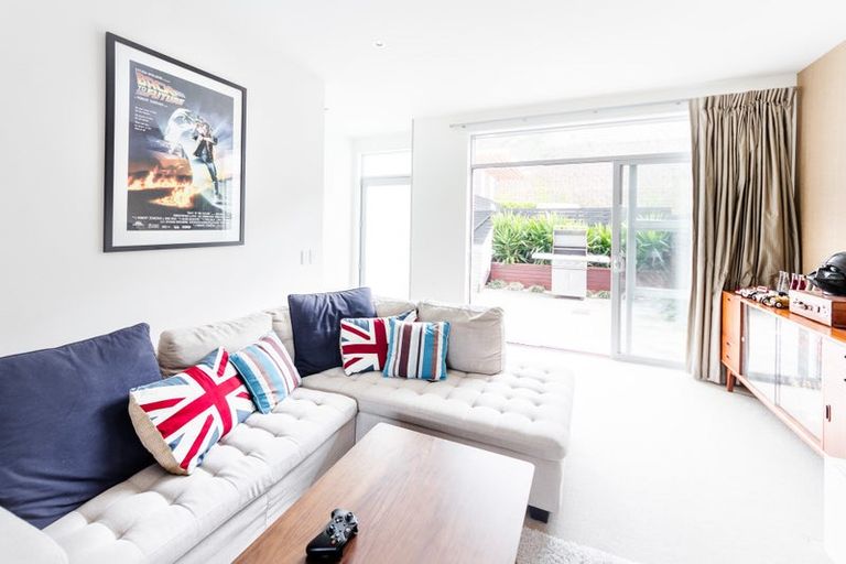 Photo of property in 19 Tiketike Way, Brooklyn, Wellington, 6021