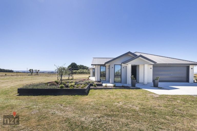 Photo of property in 601 Cemetery Road, Sanson, Palmerston North, 4479