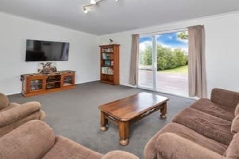 Photo of property in 13 Karoro Road, One Tree Point, 0118