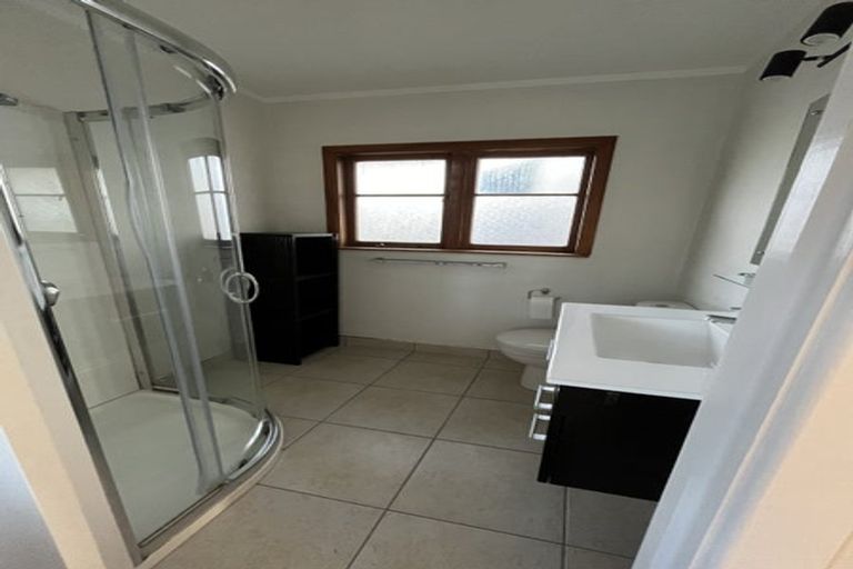 Photo of property in 1/934 East Coast Road, Northcross, Auckland, 0630