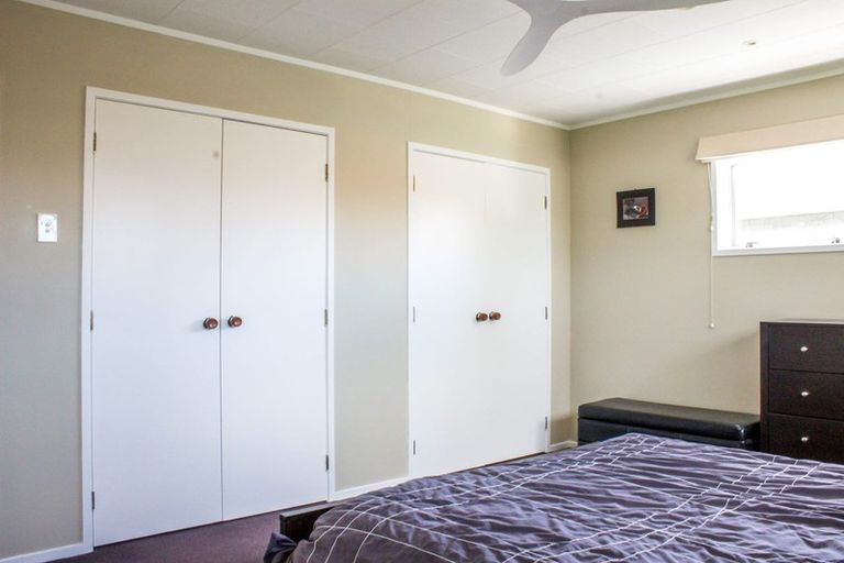 Photo of property in 15 Taikata Road, Te Atatu Peninsula, Auckland, 0610