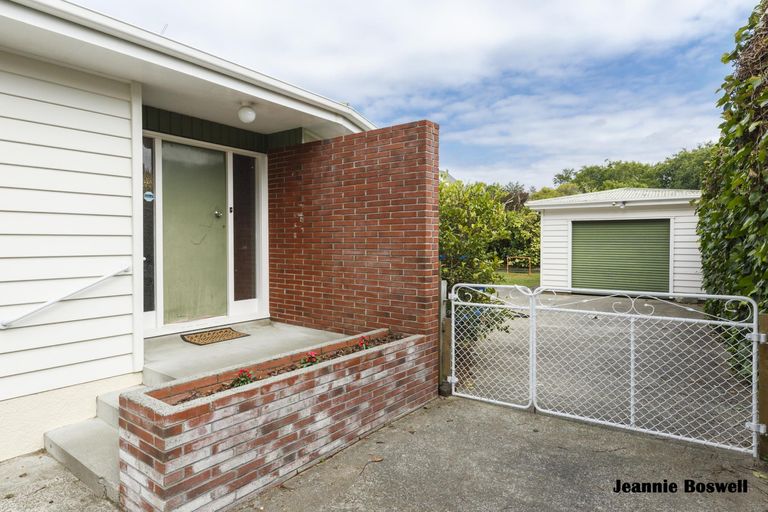 Photo of property in 43 Elmira Avenue, Hokowhitu, Palmerston North, 4410