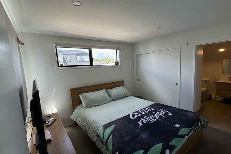 Photo of property in 3/8 Chivalry Road, Glenfield, Auckland, 0629