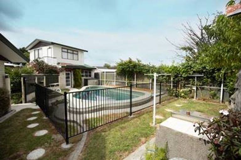 Photo of property in 18 Cecil Place, Cloverlea, Palmerston North, 4412