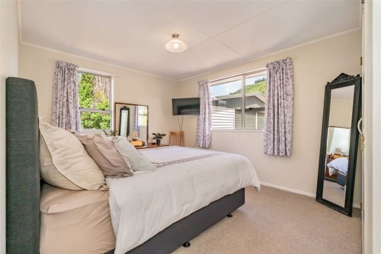 Photo of property in 22 Gemstone Drive, Birchville, Upper Hutt, 5018