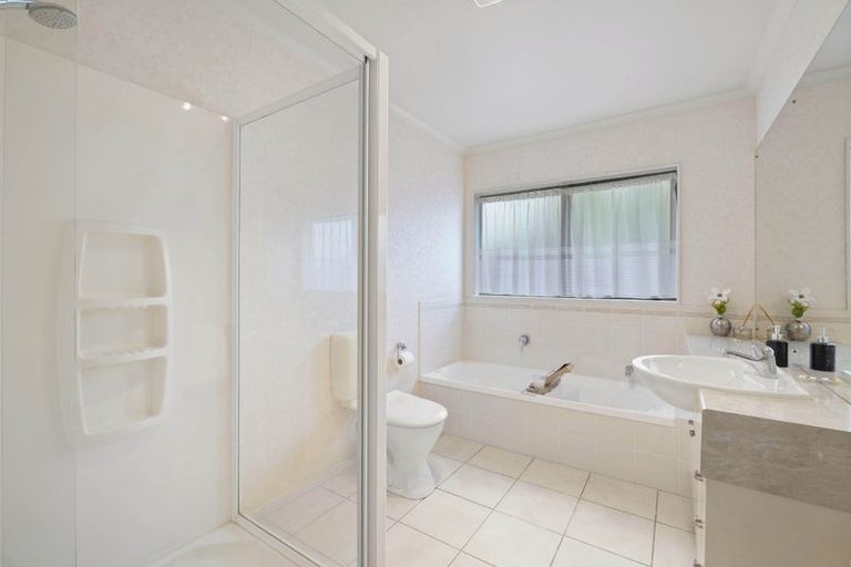 Photo of property in 74 Hillwell Drive, Henderson, Auckland, 0612