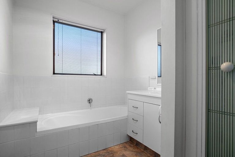 Photo of property in 1/32 Park Road, Glenfield, Auckland, 0629