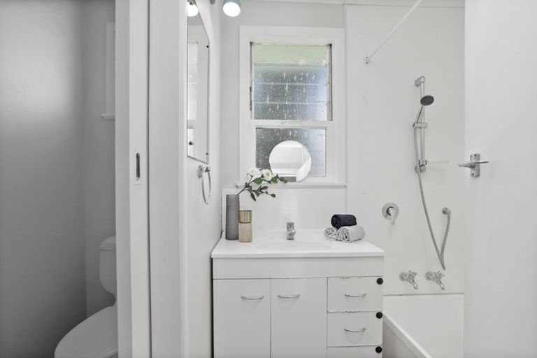 Photo of property in 12 Mayburn Road, Te Atatu Peninsula, Auckland, 0610