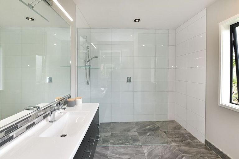 Photo of property in 4 Loretta Place, Red Beach, 0932