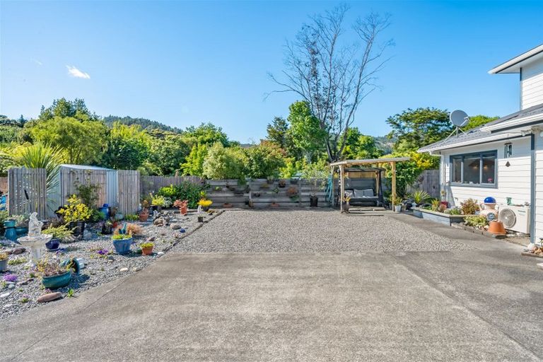 Photo of property in 25a Pinehaven Road, Pinehaven, Upper Hutt, 5019