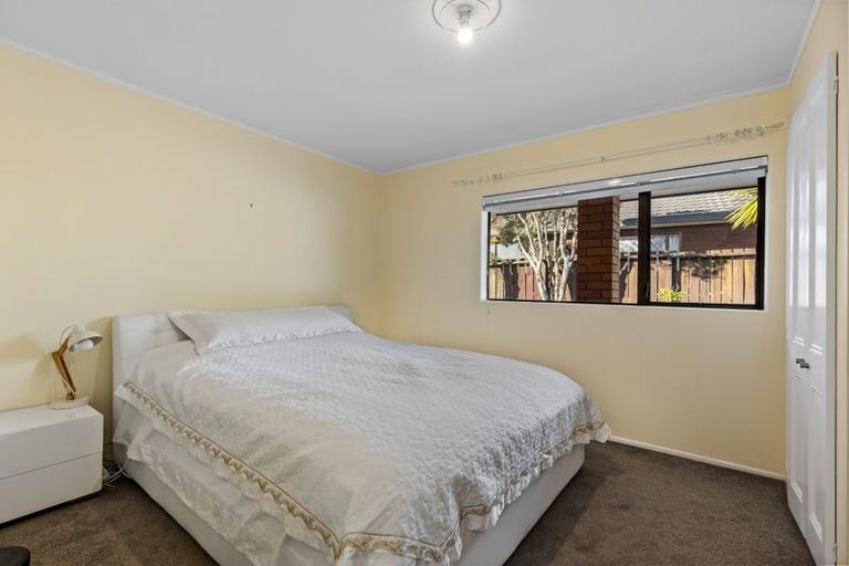 Photo of property in 2/16 Matisse Drive, West Harbour, Auckland, 0618