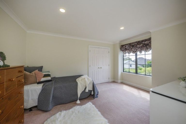 Photo of property in 5 Kilkenny Place, Fitzherbert, Palmerston North, 4410