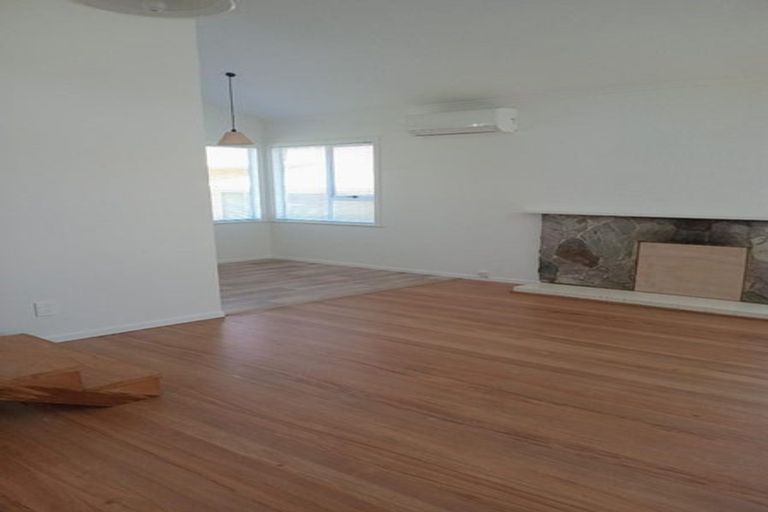 Photo of property in 8 Dawnhaven Drive, Te Atatu Peninsula, Auckland, 0610