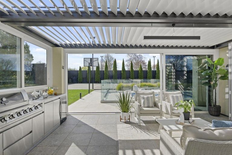 Photo of property in 90 Memorial Avenue, Ilam, Christchurch, 8053