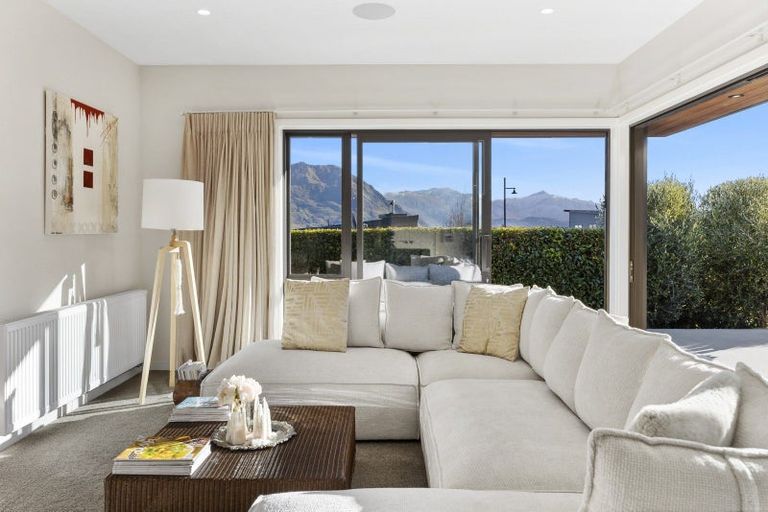 Photo of property in 35 Kirimoko Crescent, Wanaka, 9305