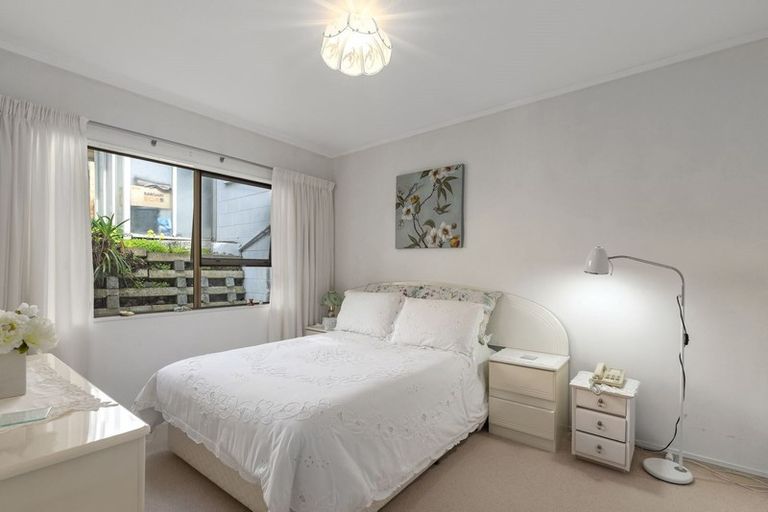 Photo of property in 1/1 Oaktree Avenue, Browns Bay, Auckland, 0630