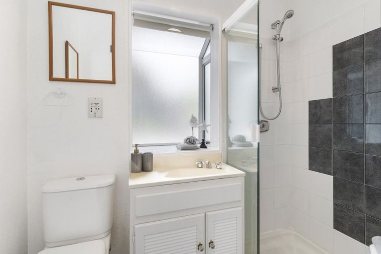 Photo of property in 5 Puawai Place, Northcote, Auckland, 0627