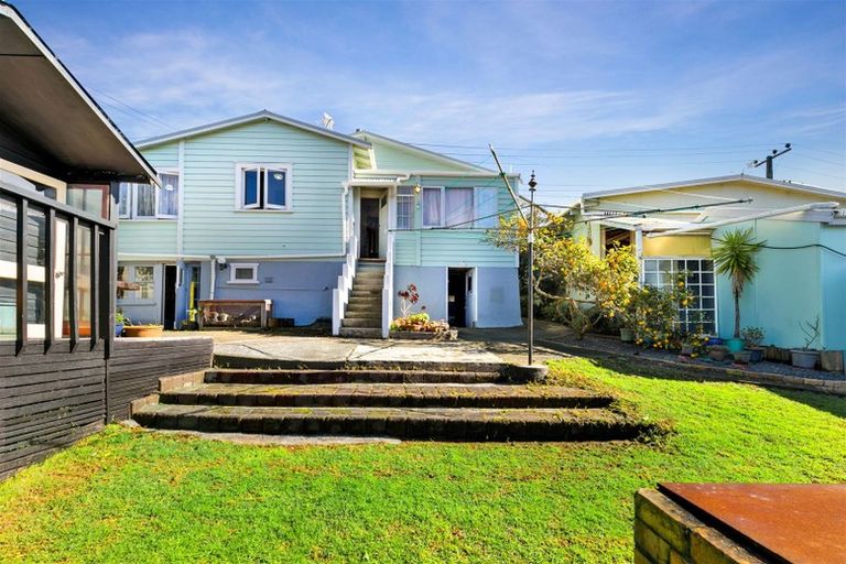 Photo of property in 11 Waikaukau Road, Glen Eden, Auckland, 0602