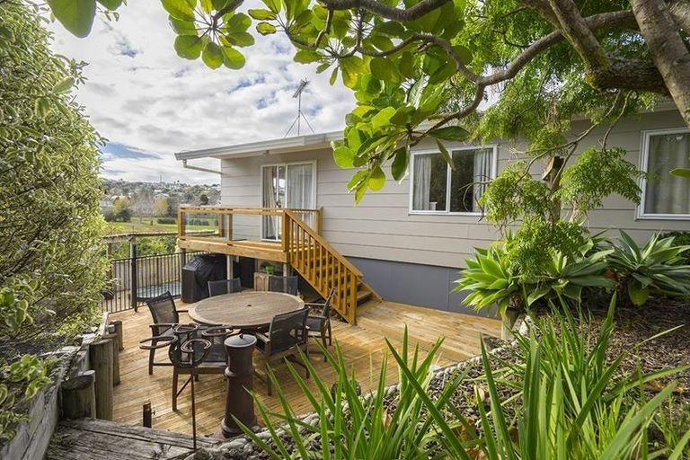 Photo of property in 68 Trias Road, Totara Vale, Auckland, 0629