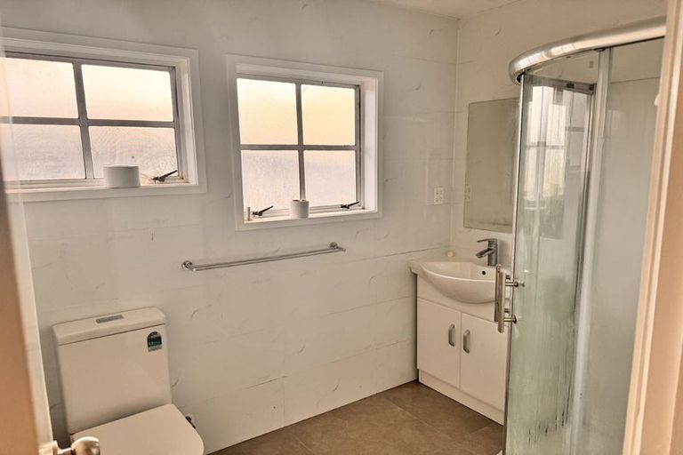 Photo of property in 1/127 Lynn Road, Bayview, Auckland, 0629