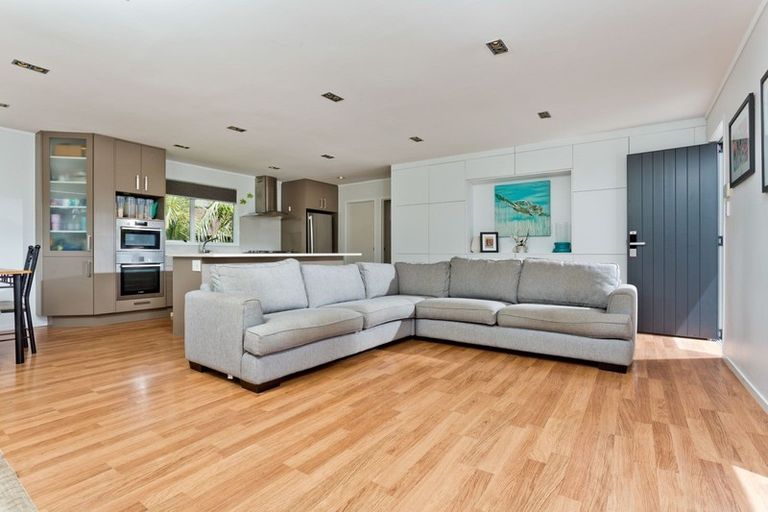 Photo of property in 17 Malters Place, Browns Bay, Auckland, 0630