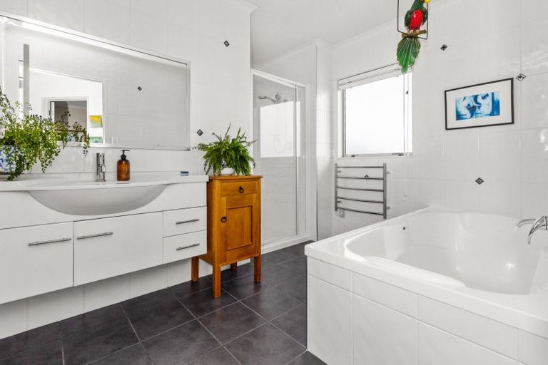 Photo of property in 46 Hikanui Drive, Havelock North, 4130