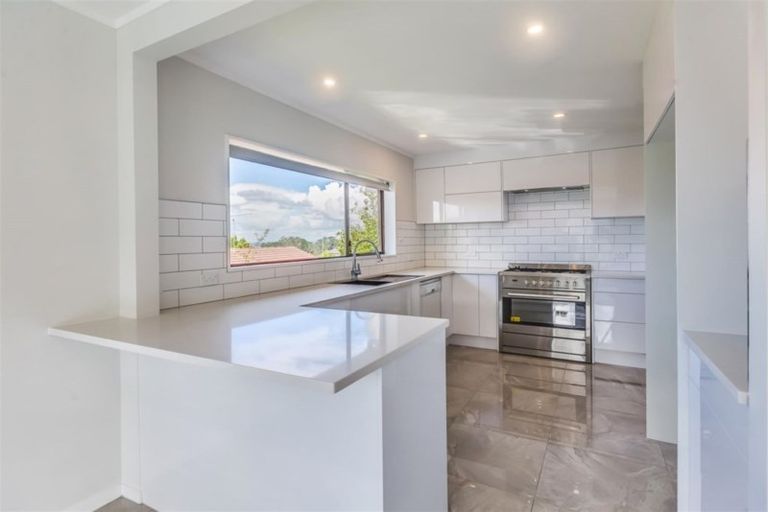 Photo of property in 128 Chelsea View Drive, Chatswood, Auckland, 0626