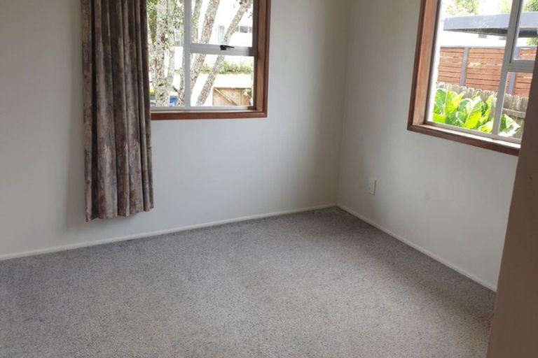 Photo of property in 5 St Catherine Crescent, West Harbour, Auckland, 0618