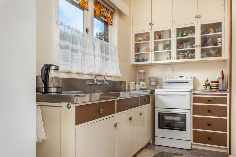 Photo of property in 10 Woodward Avenue, Mangere Bridge, Auckland, 2022