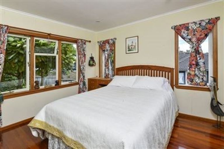 Photo of property in 156 East Coast Road, Forrest Hill, Auckland, 0620