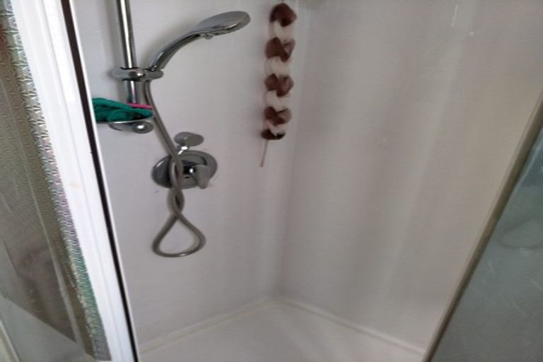 Photo of property in 6 Beaubank Road, Kelston, Auckland, 0602