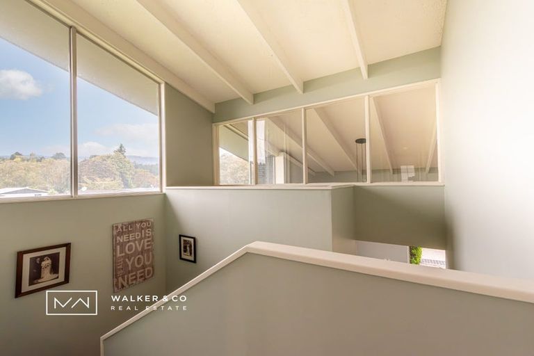 Photo of property in 1 Roband Crescent, Brown Owl, Upper Hutt, 5018