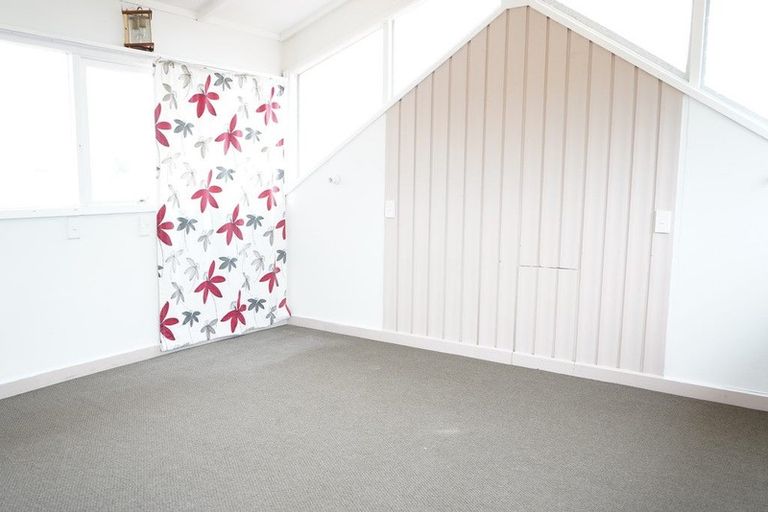 Photo of property in 35 Archibald Road, Kelston, Auckland, 0602