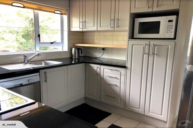 Photo of property in 3 Larne Avenue, Pakuranga Heights, Auckland, 2010