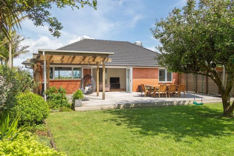 Photo of property in 17 Fowler Street, Northcote, Auckland, 0627