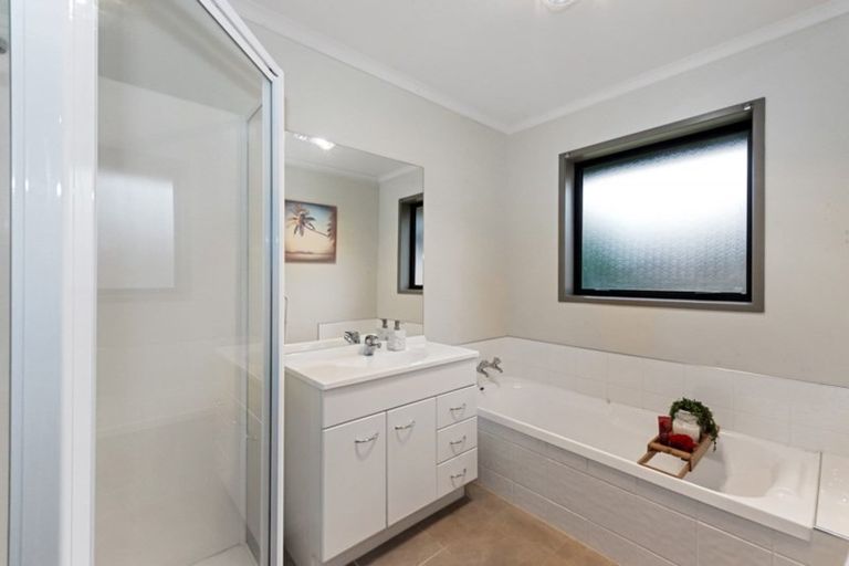 Photo of property in 6 Whitford Place, Rototuna North, Hamilton, 3210