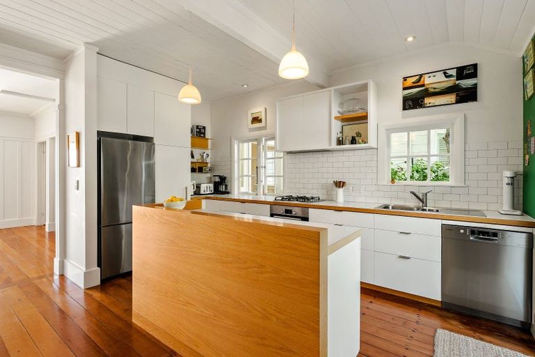 Photo of property in 4 Manuka Terrace, Eastbourne, Lower Hutt, 5013