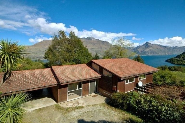 Photo of property in 16 Mckerrow Place, Sunshine Bay, Queenstown, 9300