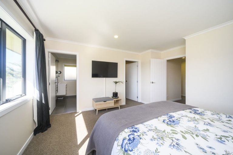 Photo of property in 12 Ron Place, Fitzherbert, Palmerston North, 4410
