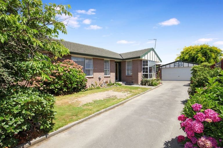 Photo of property in 5 Edron Place, Redwood, Christchurch, 8051