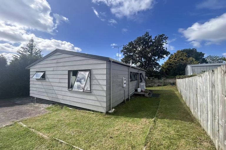 Photo of property in 1/21 Lowtherhurst Road, Massey, Auckland, 0614