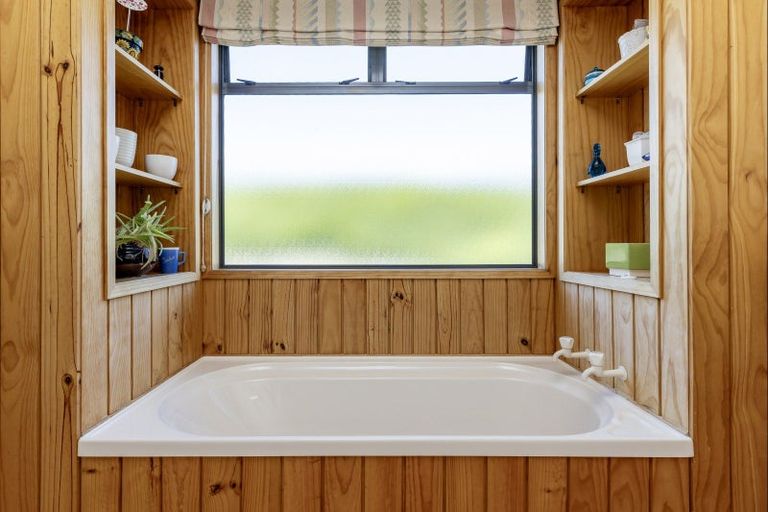 Photo of property in 14 Fairview Terrace, Waipahihi, Taupo, 3330