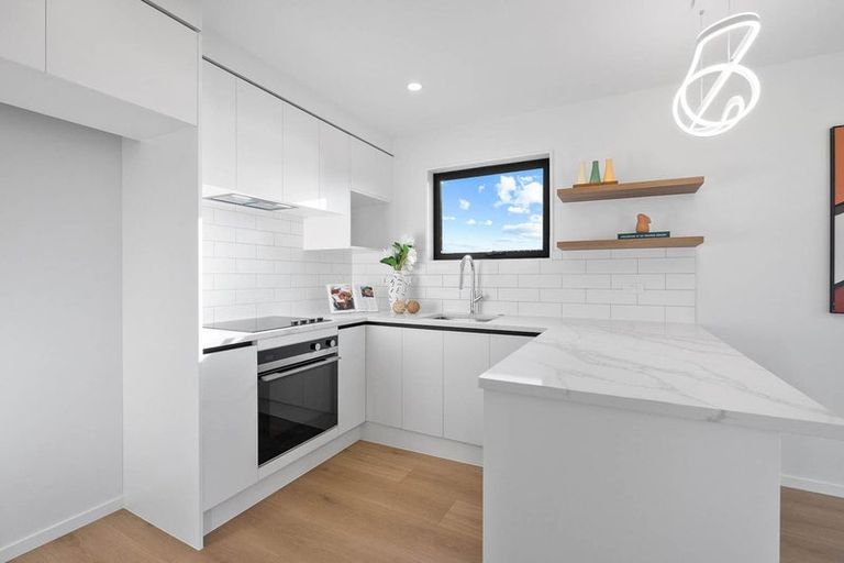 Photo of property in 2/1090 Beach Road, Torbay, Auckland, 0630