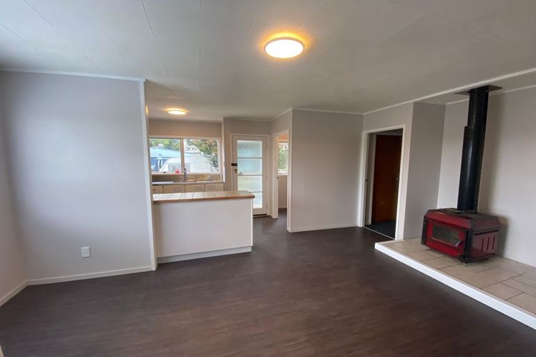 Photo of property in 14 Landow Place, Henderson, Auckland, 0612