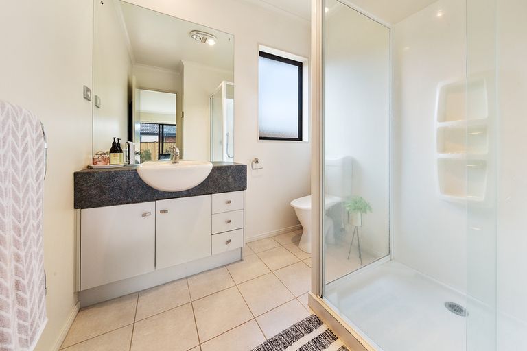 Photo of property in 33 Croftview Road, Wattle Downs, Auckland, 2103