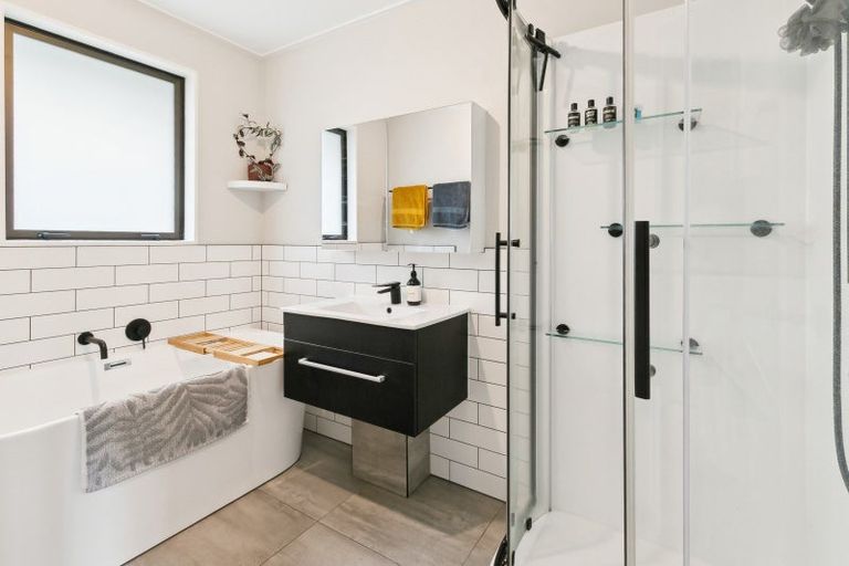 Photo of property in 11 Mandeville Crescent, Grenada Village, Wellington, 6037