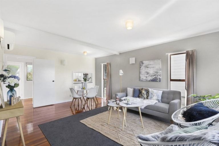 Photo of property in 6a Stella Grove, Newlands, Wellington, 6037