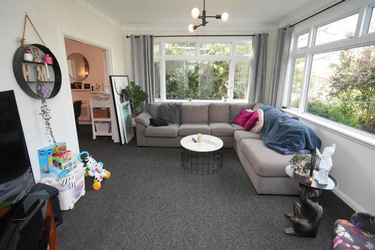 Photo of property in 37 Winston Avenue, Hokowhitu, Palmerston North, 4410